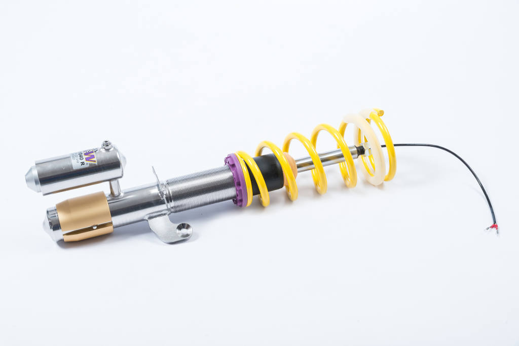 The adaptive KW DDC plug&play coilovers are made via the dirt-resistant KW trapezoidal thread on the stainless steel strut and the rear axle height adjustment.